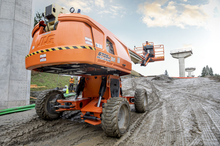 JLG® 670SJ Self-Leveling Boom Lift image