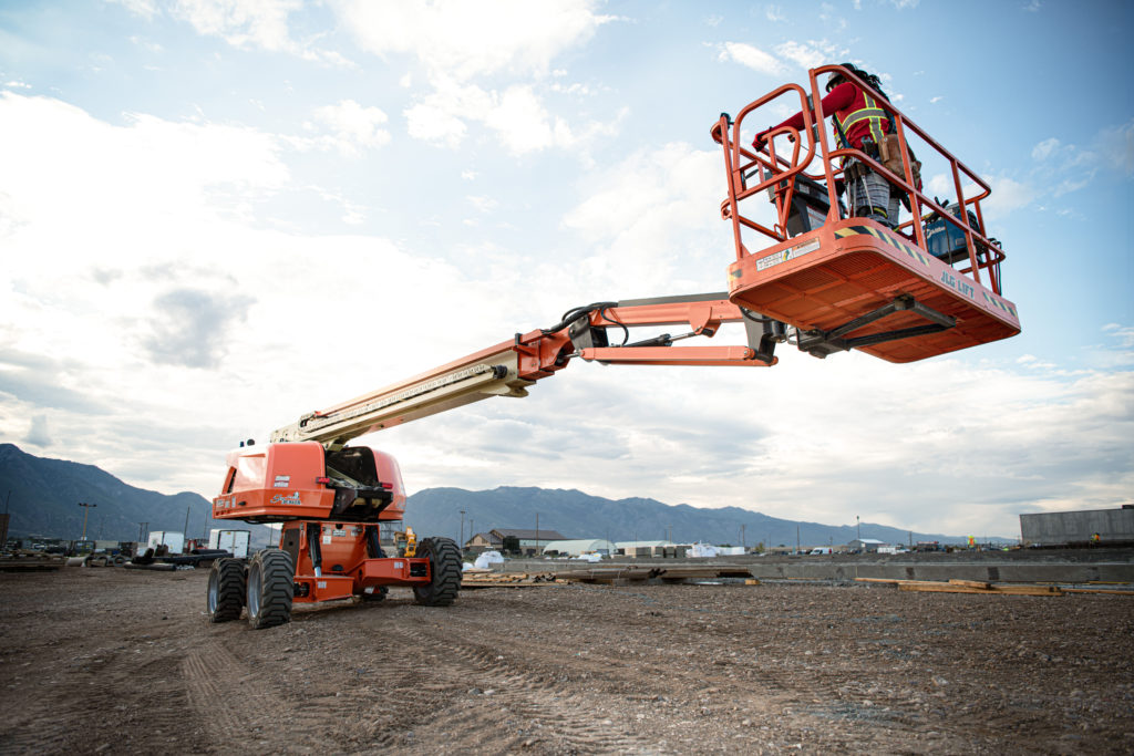 JLG 670SJ self-leveling boom lift image