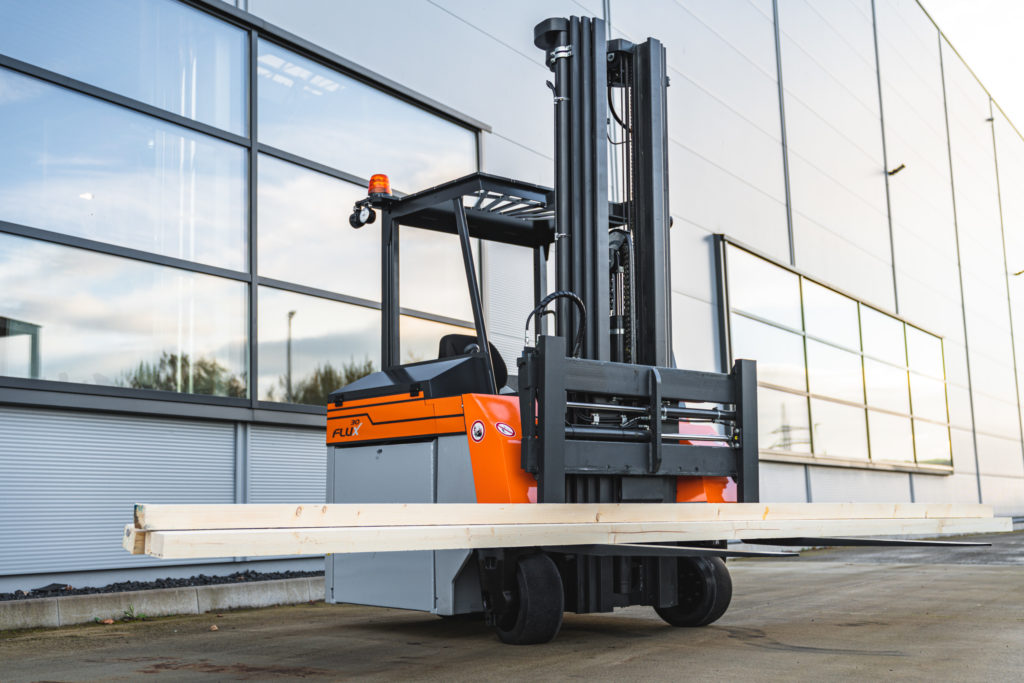 This hybrid used as a front and sideloader makes the new 3T FluX 30, suitable for a wide range of sectors, from the timber and metalworking industries, through to the building materials trade. image