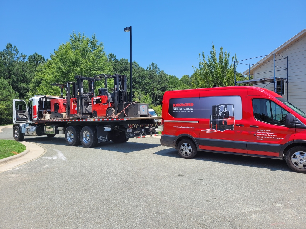 Carolina Handling donates equipment to CCCC image