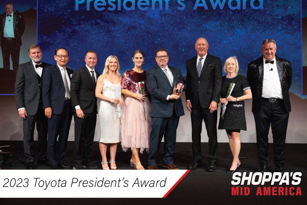 Left to Right: John Crews, President, Toyota Industries Commercial Finance, Yojiro Mizuno, Executive Vice
President, Toyota Industries Corporation, Preston Shoppa, Kimber Shoppa, Jessica Robinson, Matt Robinson, Jim
Shoppa, Jane Shoppa, and Bill Finerty, President & CEO, Toyota Material Handling, pose for the acceptance of the
Toyota President’s Award.