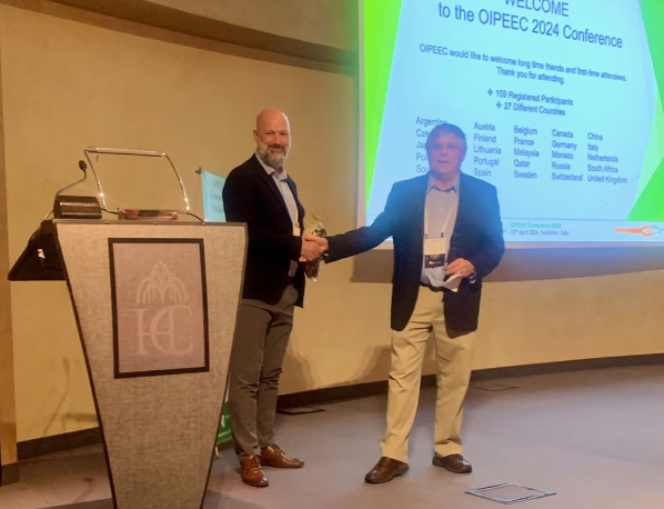 Justin Brown (left), of Unirope, is welcomed to the OIPEEC management board by Bill Putnam, of Yale Cordage.